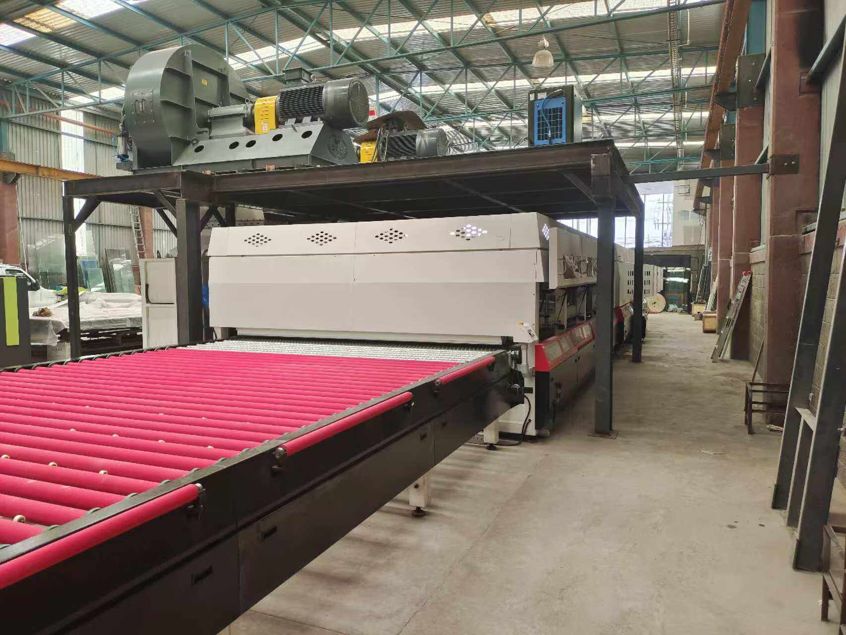 Glass tempering furnace